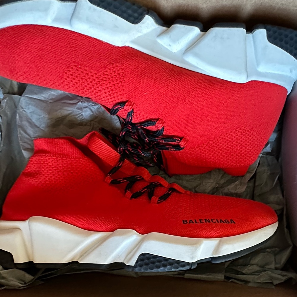White/Red Balenciaga speed knit trainers w/ laces. Size 44 (Men’s size 11)